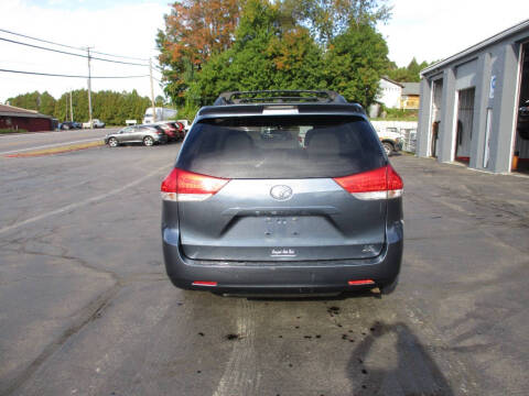 2013 Toyota Sienna LE 7-Passenger
