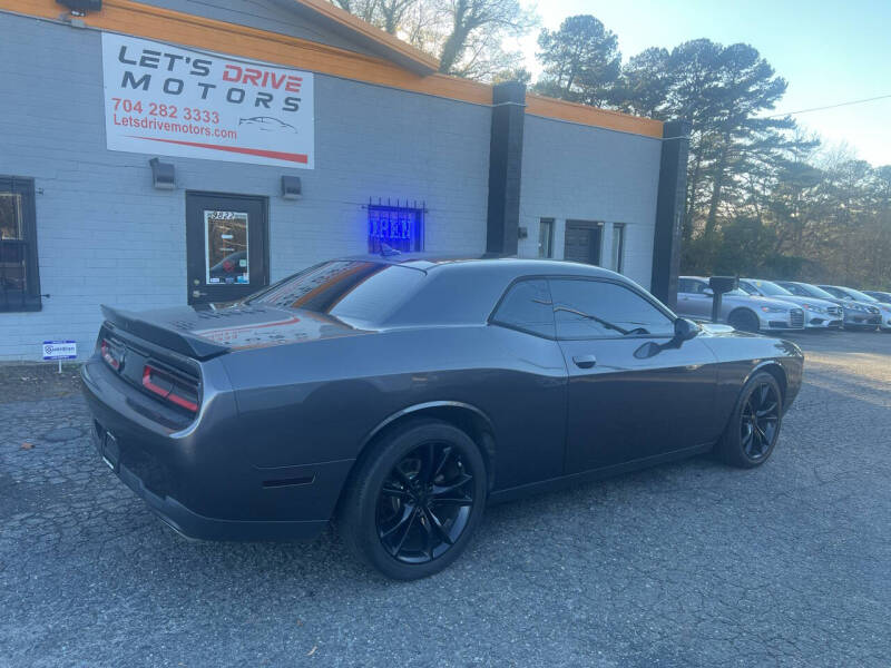 2017 Dodge Challenger R/T Shaker