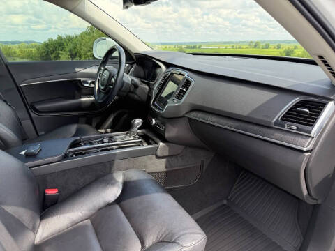 2020 Volvo XC90 T6 Momentum 6-Passenger