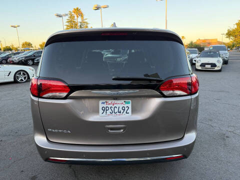 2017 Chrysler Pacifica Touring-L Plus