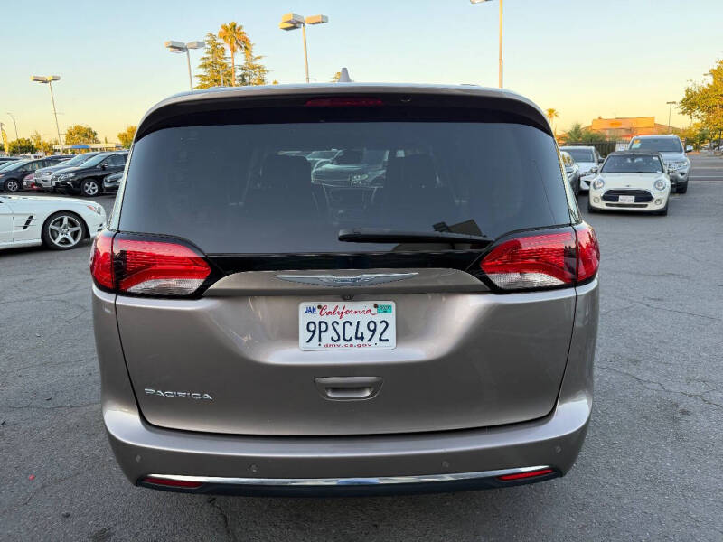 2017 Chrysler Pacifica Touring-L Plus