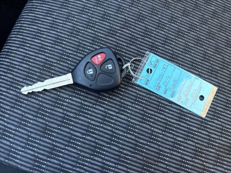 2016 Toyota Yaris 3-Door LE