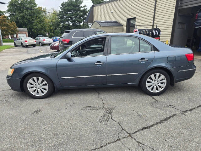 2009 Hyundai SONATA for sale at QUEENSGATE AUTO SALES in York, PA