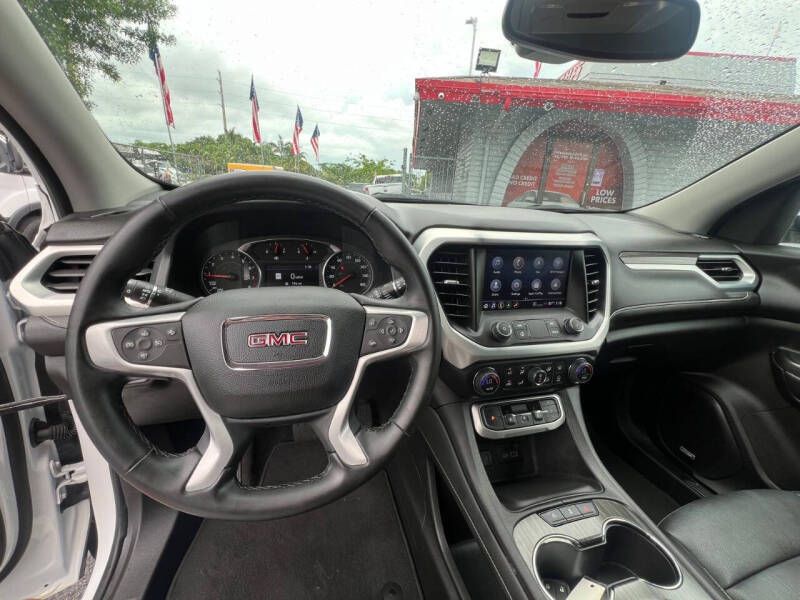 2023 GMC Acadia SLT