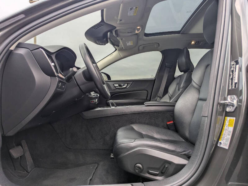 2022 Volvo S60 B5 Momentum