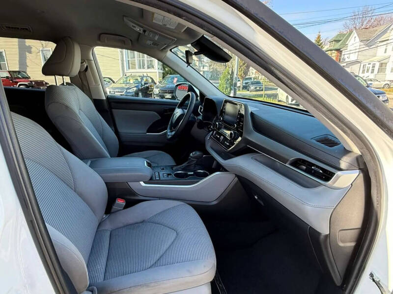 2022 Toyota Highlander LE