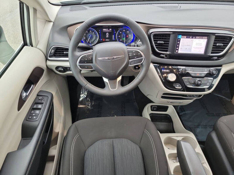 2024 Chrysler Voyager LX