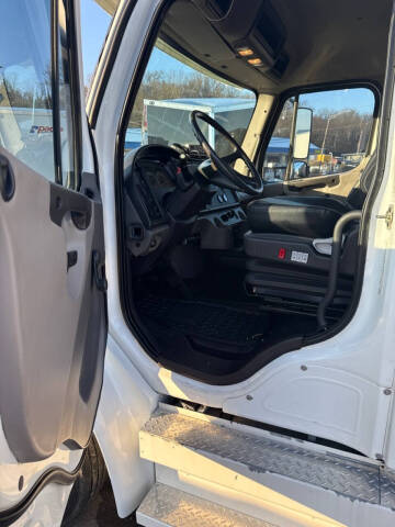 2006 Freightliner M2 106