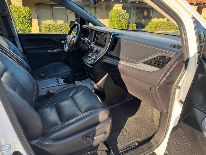 2017 Toyota Sienna SE Premium 8-Passenger