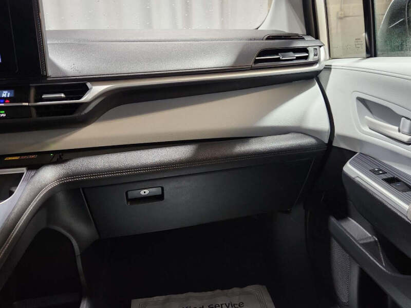 2025 Toyota Sienna LE 8-Passenger