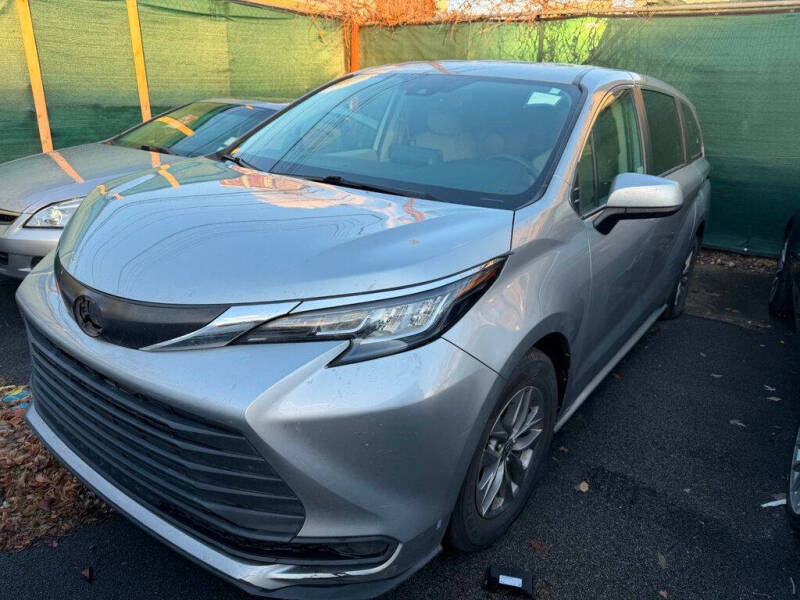 2022 Toyota Sienna LE's photo