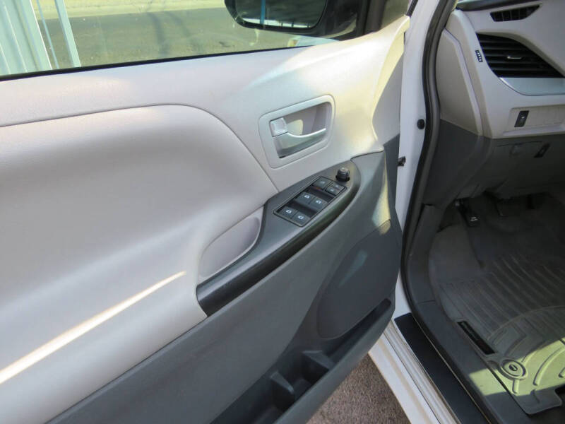 2017 Toyota Sienna LE 7-Passenger