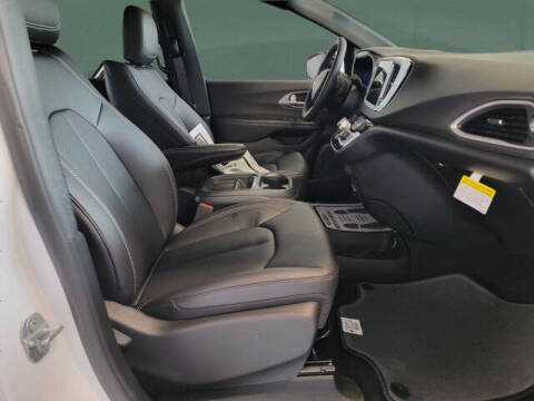 2027 Chrysler Pacifica LX