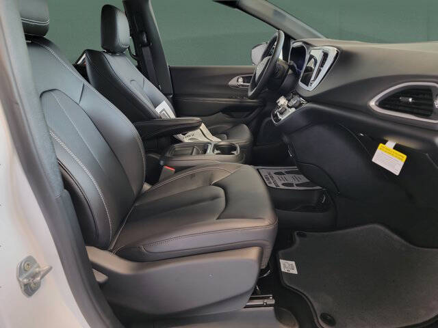 2027 Chrysler Pacifica LX