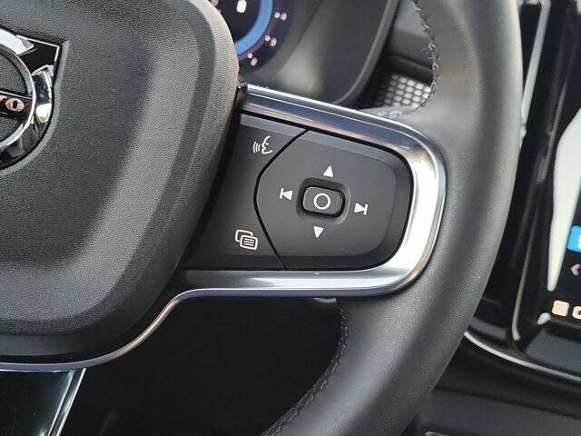 2023 Volvo XC40 B5 Plus Dark Theme