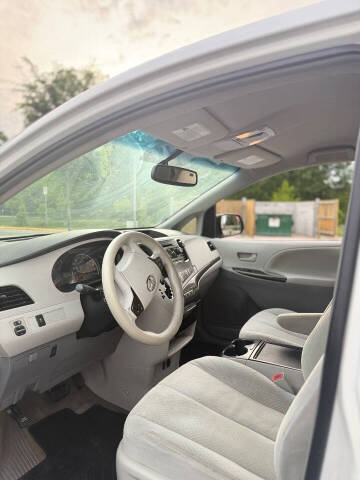 2013 Toyota Sienna LE 8-Passenger