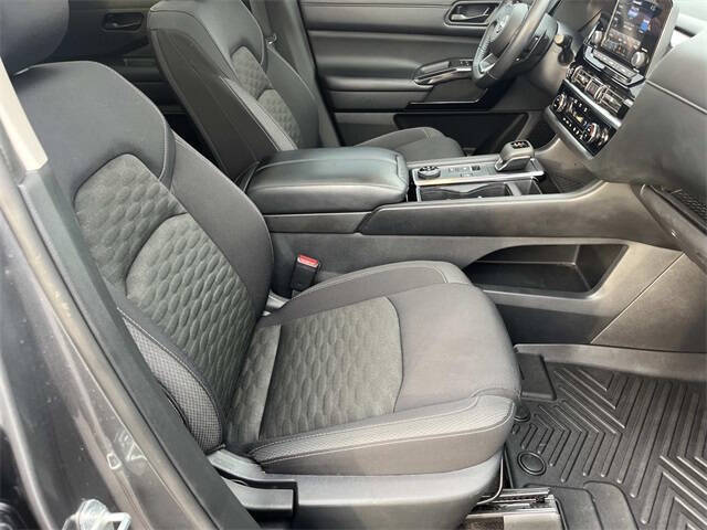 2023 Nissan Pathfinder SV