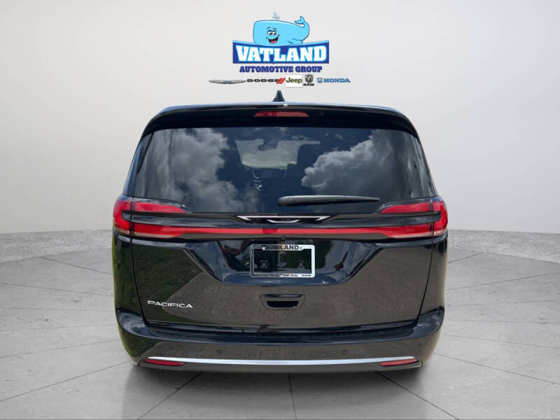 2027 Chrysler Pacifica Select