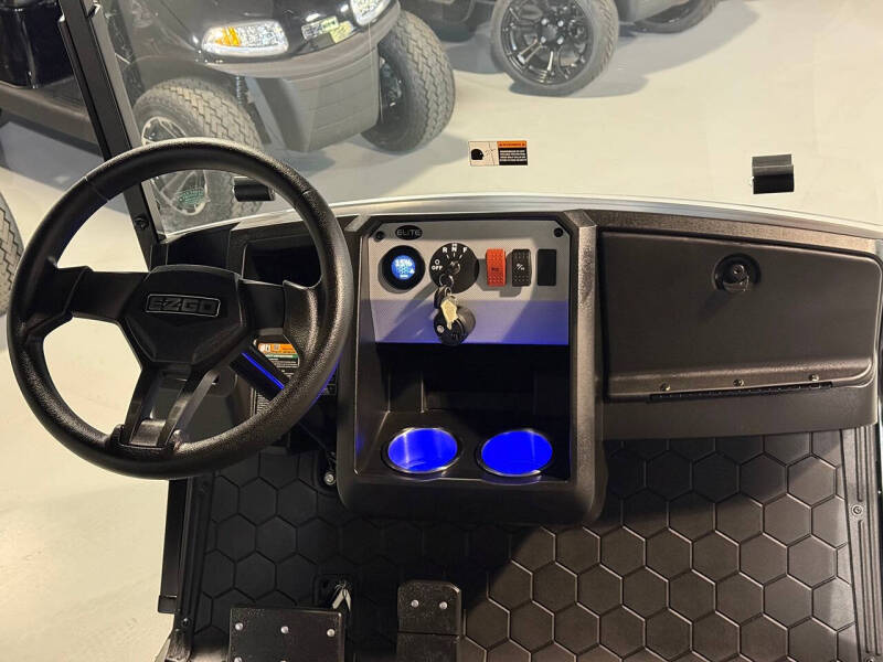 2025 E-Z-GO Express L6