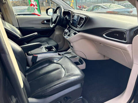 2017 Chrysler Pacifica Touring-L Plus