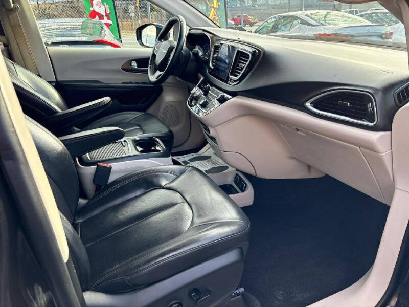 2017 Chrysler Pacifica Touring-L Plus