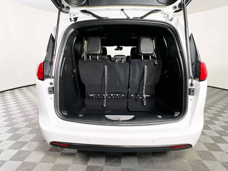 2026 Chrysler Voyager LX