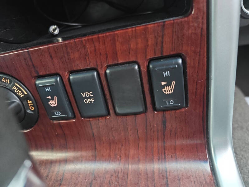 2011 Nissan Pathfinder LE