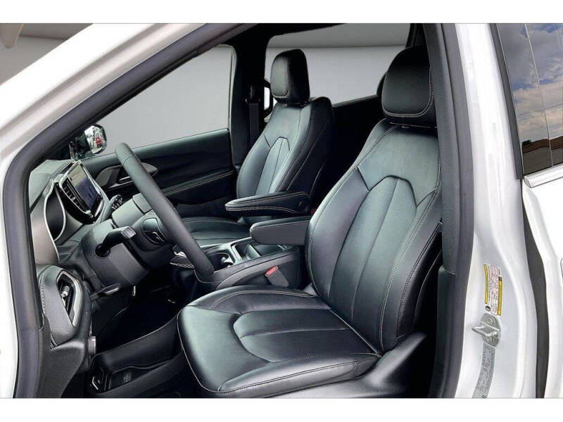 2027 Chrysler Pacifica Select