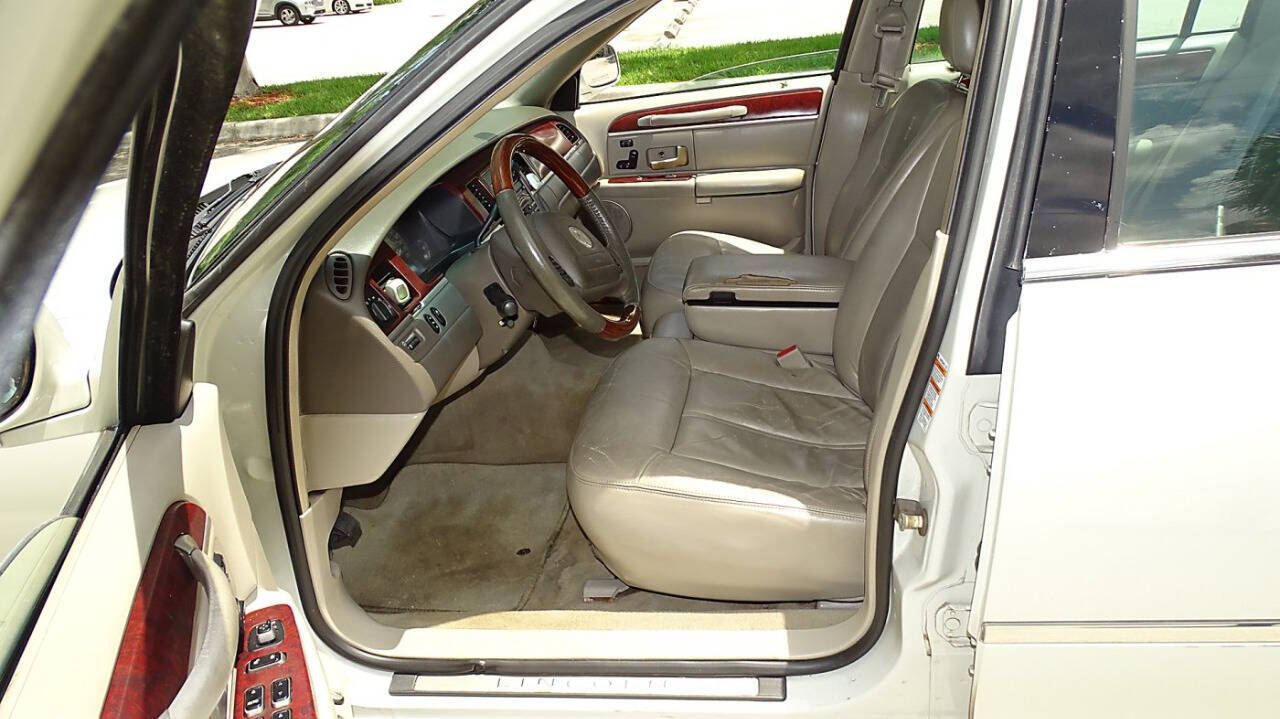 2004 Lincoln Town Car 16