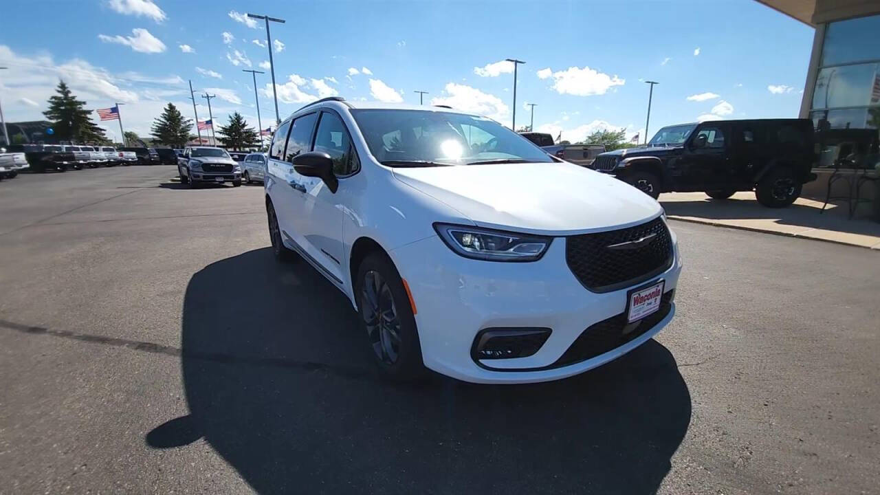 2024 Chrysler Pacifica for sale at Victoria Auto Sales in Victoria, MN