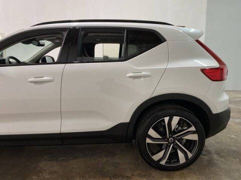 2025 Volvo XC40 B5 Plus Dark Theme