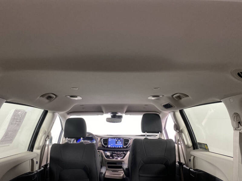 2022 Chrysler Voyager LX