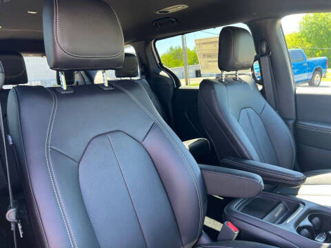 2027 Chrysler Pacifica Select