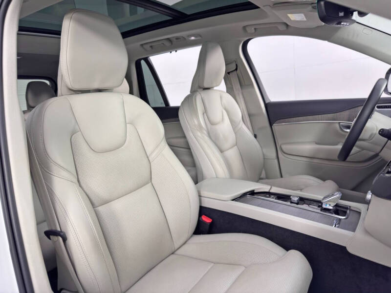 2023 Volvo XC90 Recharge T8 Ultimate Dark Theme