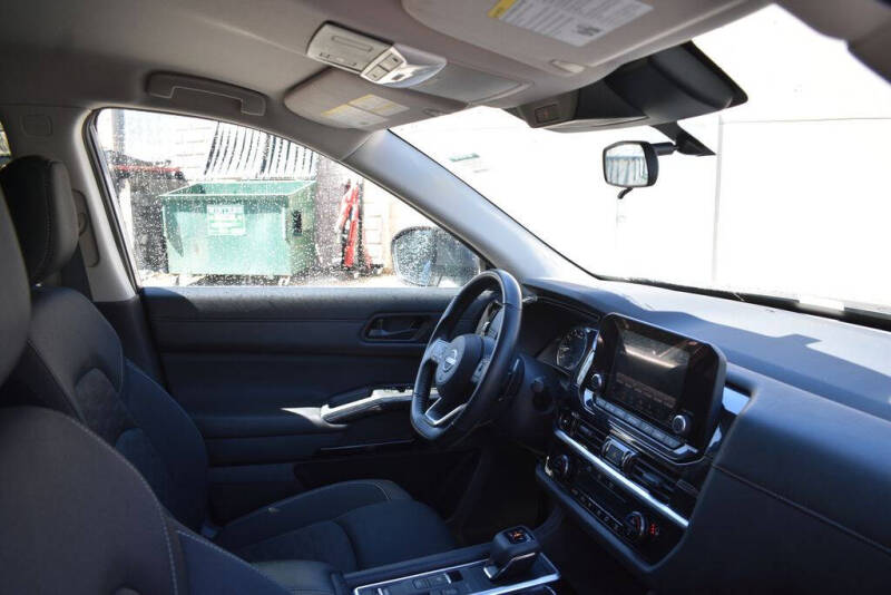 2025 Nissan Pathfinder SV