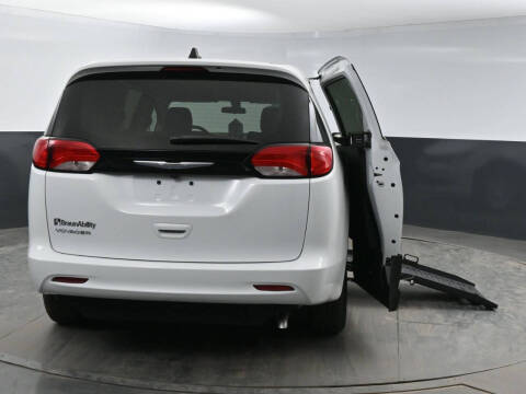 2022 Chrysler Voyager LX