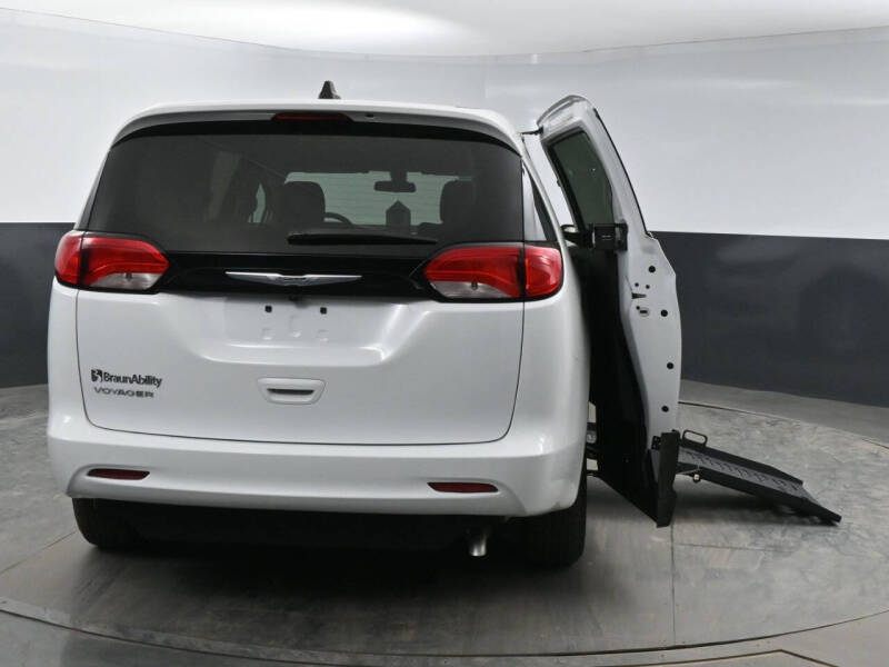 2022 Chrysler Voyager LX