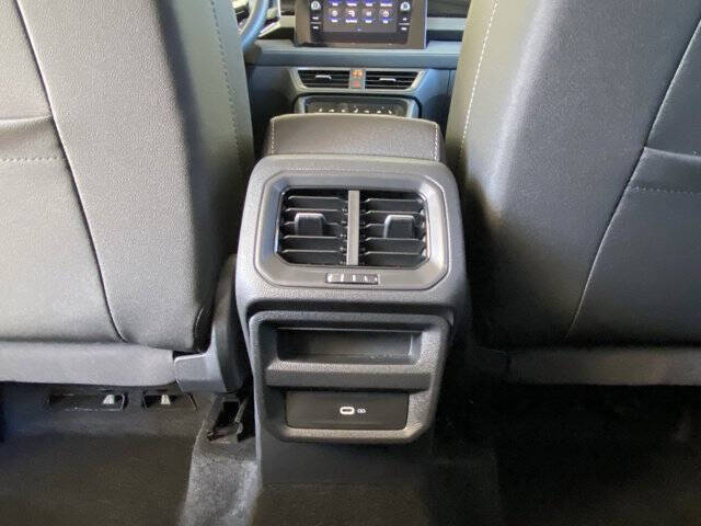 2025 Volkswagen Taos SE Black 4Motion