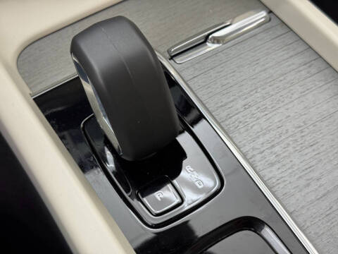 2023 Volvo XC60 B5 Plus Dark Theme