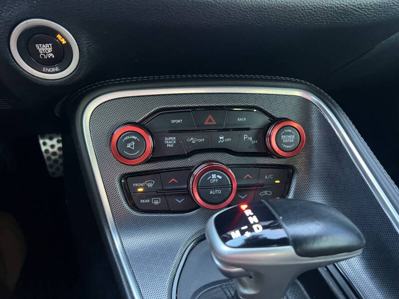 2016 Dodge Challenger 392 HEMI Scat Pack Shaker