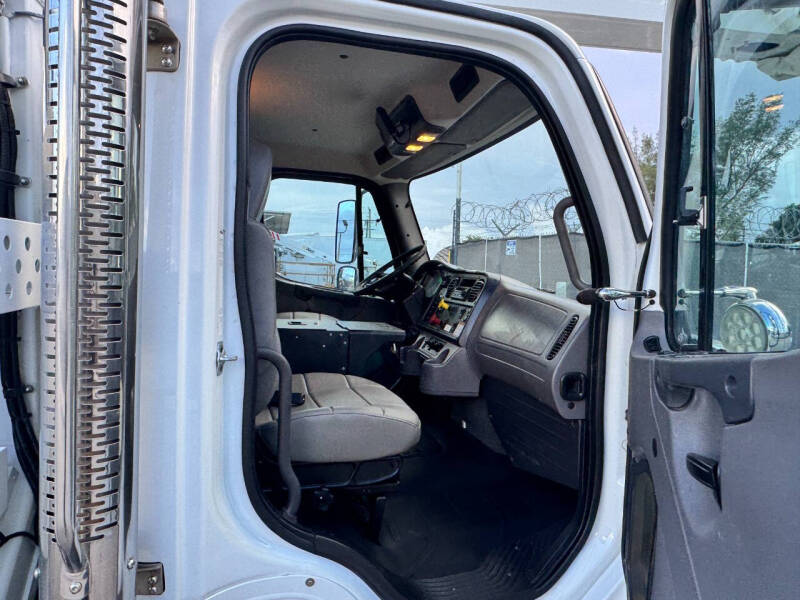 2017 Freightliner M2 106
