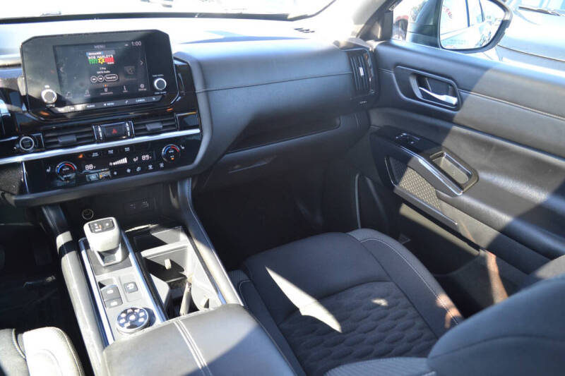 2022 Nissan Pathfinder SV