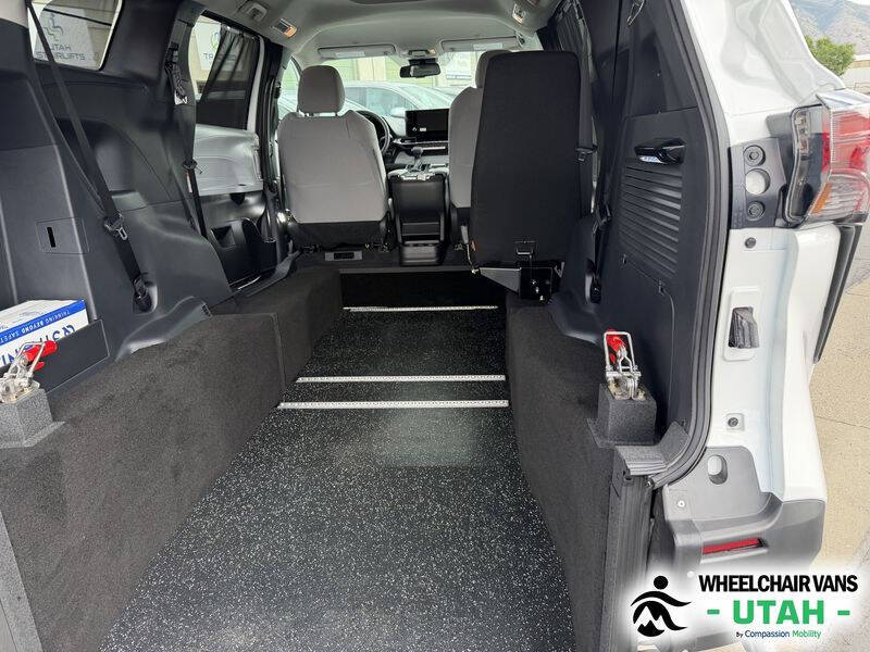 2026 Toyota Sienna LE 8-Passenger
