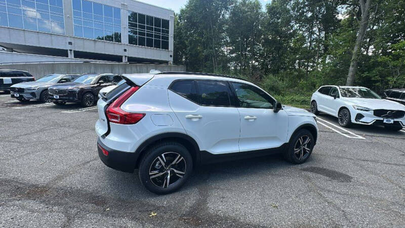2026 Volvo XC40 B5 Core