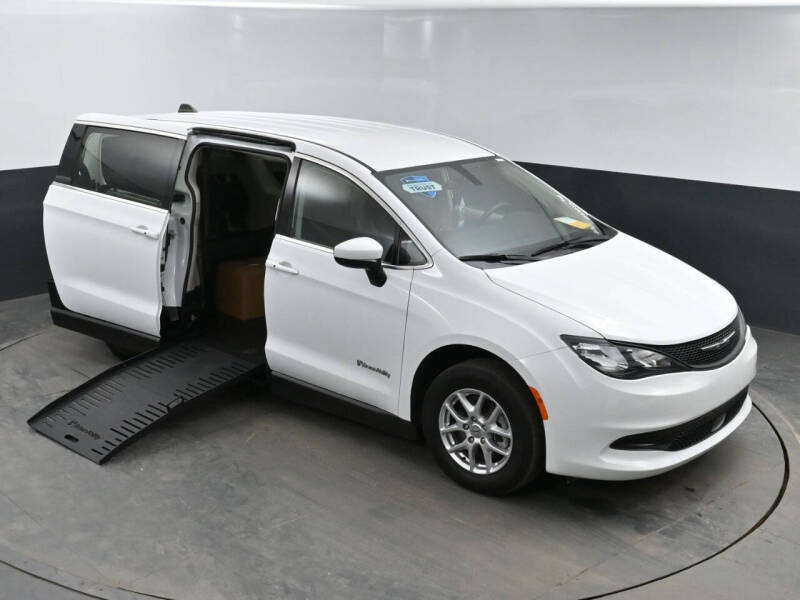 2022 Chrysler Voyager LX