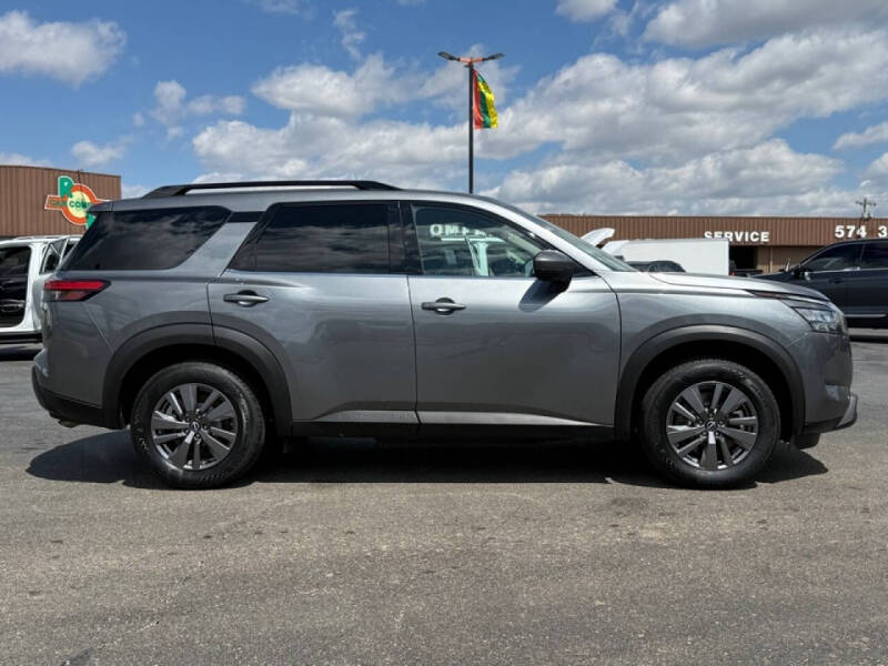 2025 Nissan Pathfinder SV