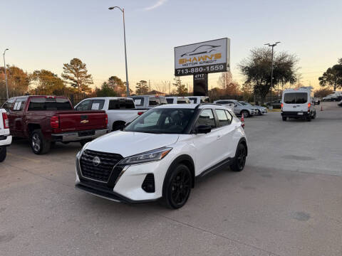 2022 Nissan Kicks SR