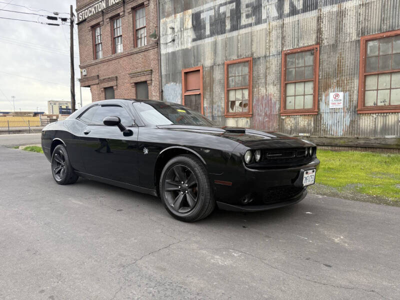 2015 Dodge Challenger SXT's photo