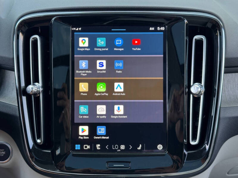 2024 Volvo XC40 B5 Ultimate Bright Theme