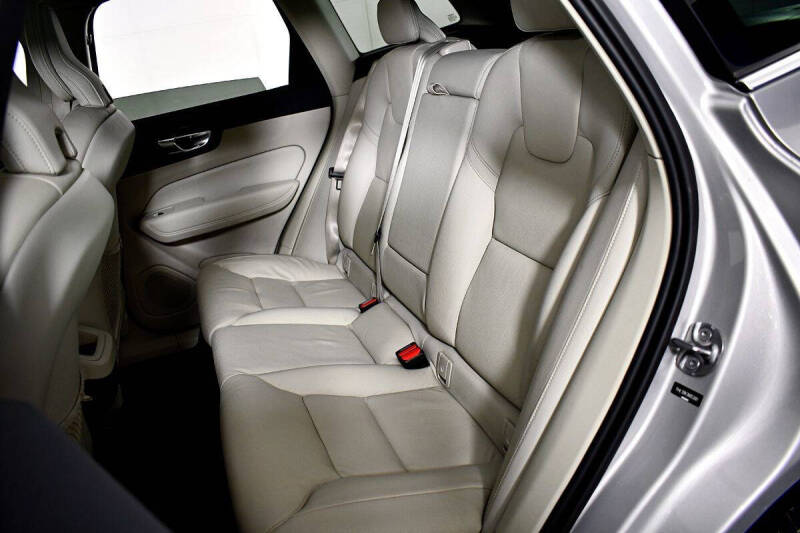 2022 Volvo XC60 B5 Momentum